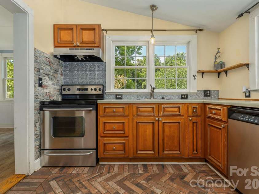 100 Cannon Drive, Hendersonville, NC 28792.  MLS# CAR4397088, YatesRealty ID 34998. Kitchen