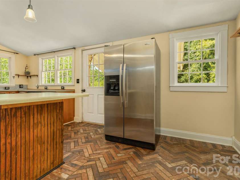 100 Cannon Drive, Hendersonville, NC 28792.  MLS# CAR4397088, YatesRealty ID 34998. Kitchen