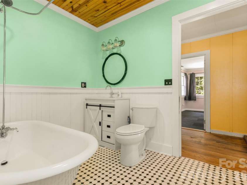 100 Cannon Drive, Hendersonville, NC 28792.  MLS# CAR4397088, YatesRealty ID 34998. Main Level Bathroom