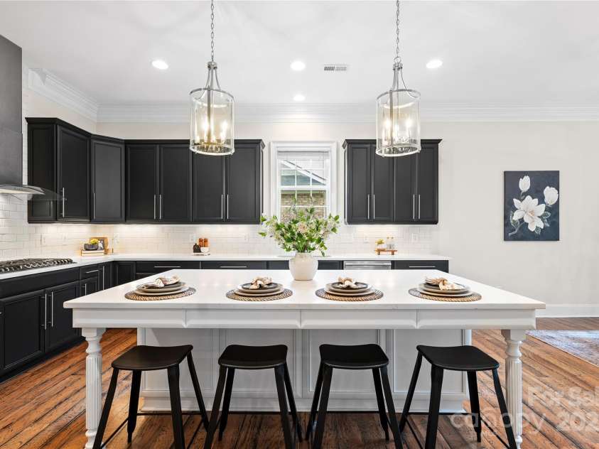1025 N Sharon Amity Road, Charlotte, NC 28211.  MLS# CAR4289205, YatesRealty ID 34998. 