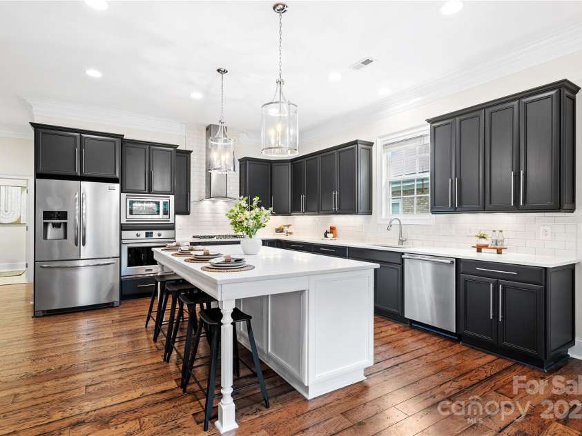 1025 N Sharon Amity Road, Charlotte, NC 28211.  MLS# CAR4289205, YatesRealty ID 34998. 