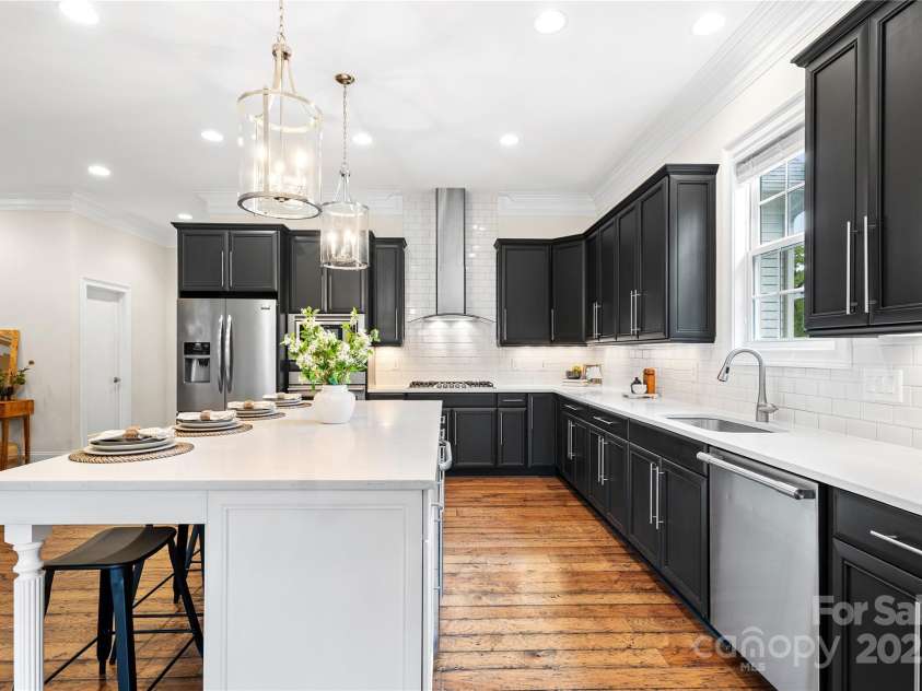 1025 N Sharon Amity Road, Charlotte, NC 28211.  MLS# CAR4289205, YatesRealty ID 34998. 