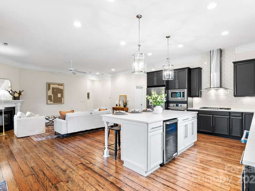 1025 N Sharon Amity Road, Charlotte, NC 28211.  MLS# CAR4289205, YatesRealty ID 34998. 