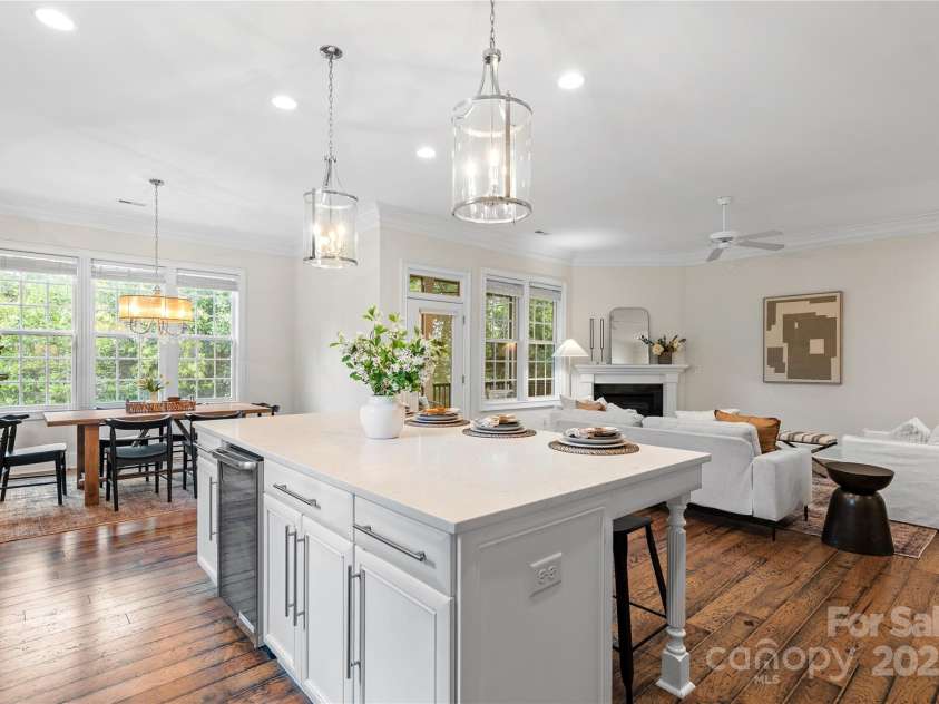 1025 N Sharon Amity Road, Charlotte, NC 28211.  MLS# CAR4289205, YatesRealty ID 34998. 