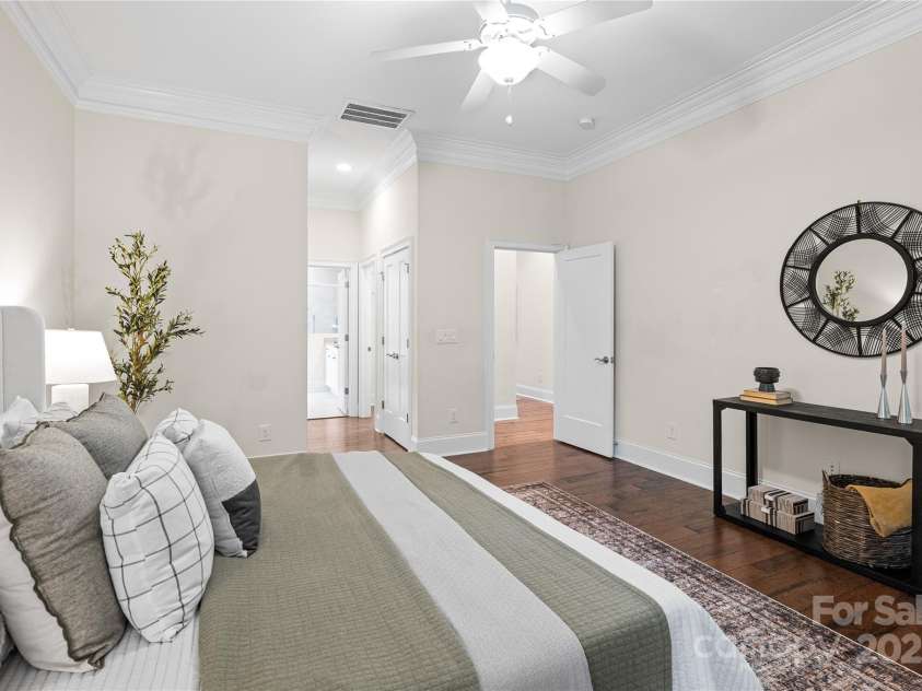 1025 N Sharon Amity Road, Charlotte, NC 28211.  MLS# CAR4289205, YatesRealty ID 34998. 