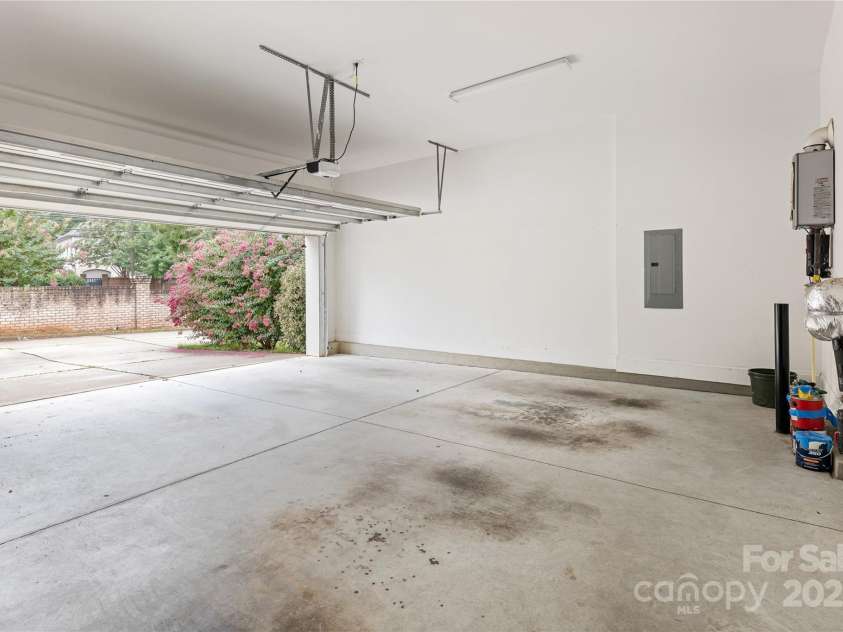 1025 N Sharon Amity Road, Charlotte, NC 28211.  MLS# CAR4289205, YatesRealty ID 34998. 