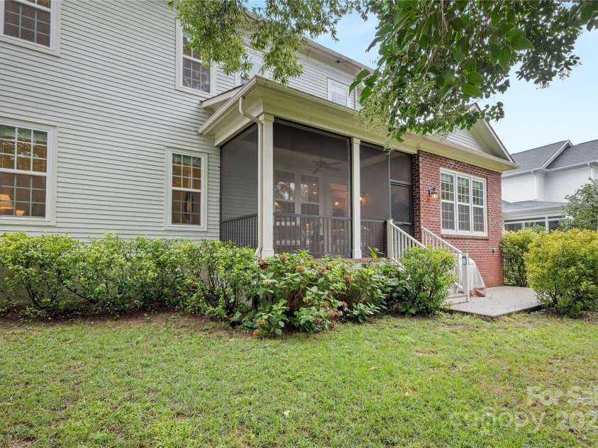 1025 N Sharon Amity Road, Charlotte, NC 28211.  MLS# CAR4289205, YatesRealty ID 34998. 
