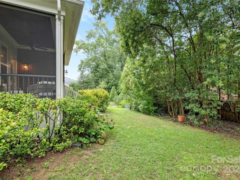 1025 N Sharon Amity Road, Charlotte, NC 28211.  MLS# CAR4289205, YatesRealty ID 34998. 
