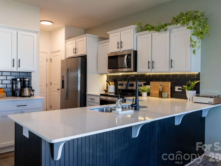 556 Willamette Drive, Salisbury, NC 28146.  MLS# CAR4399196, YatesRealty ID 34999. Kitchen with barstool seating
