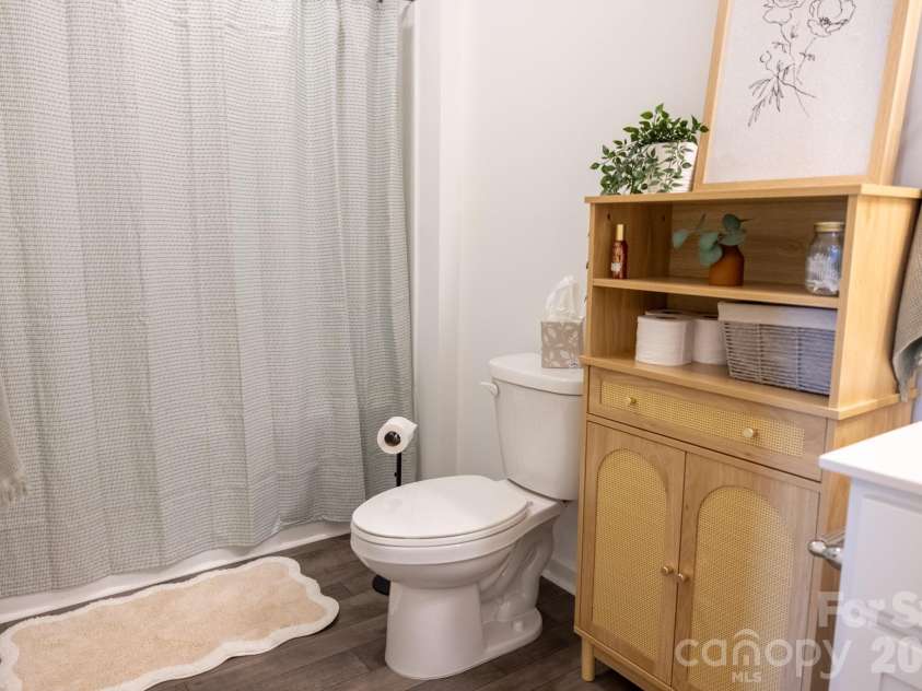 556 Willamette Drive, Salisbury, NC 28146.  MLS# CAR4399196, YatesRealty ID 34999. Secondary bathroom