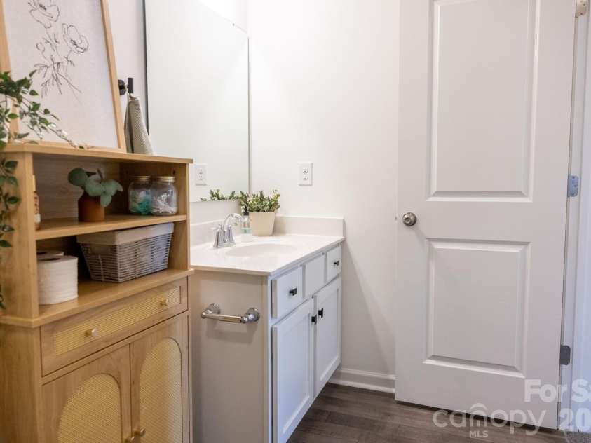 556 Willamette Drive, Salisbury, NC 28146.  MLS# CAR4399196, YatesRealty ID 34999. Secondary bathroom