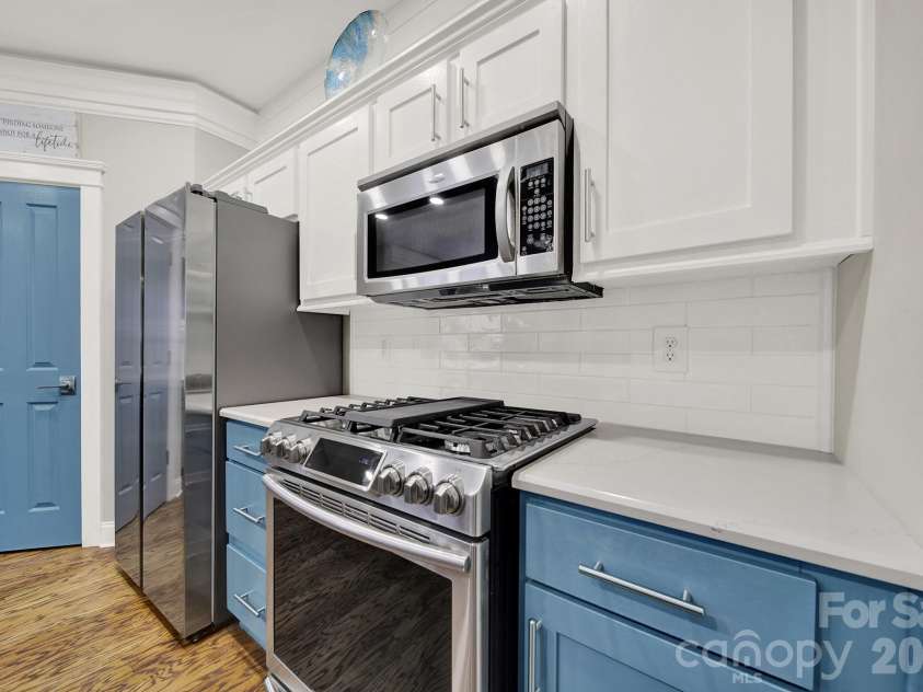 4214 Settler Heights Drive, Fort Mill, SC 29708.  MLS# CAR4375542, YatesRealty ID 35002. Kitchen with Quartz Countertops and Subway Backsplash