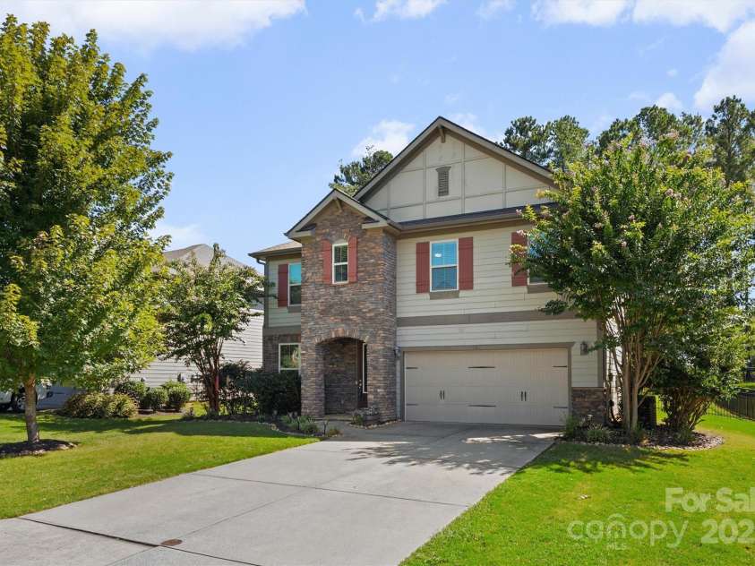 1711 Kelley Lake Drive, York, SC 29745.  MLS# CAR4295365, YatesRealty ID 35003. Beautiful 2-story home with long driveway and mature landscaping