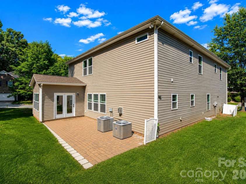 7235 Barefoot Forest Drive, Charlotte, NC 28269.  MLS# CAR4396233, YatesRealty ID 35006. 