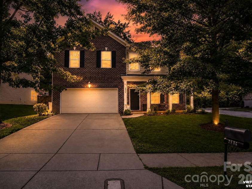 7235 Barefoot Forest Drive, Charlotte, NC 28269.  MLS# CAR4430339, YatesRealty ID 35006. 