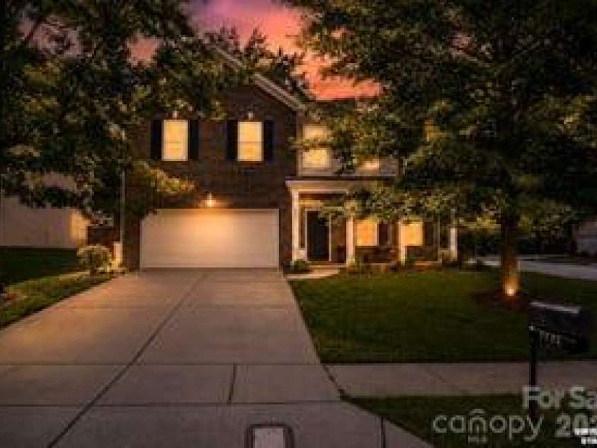 7235 Barefoot Forest Drive, Charlotte, NC 28269.  MLS# CAR4430339, YatesRealty ID 35006. 