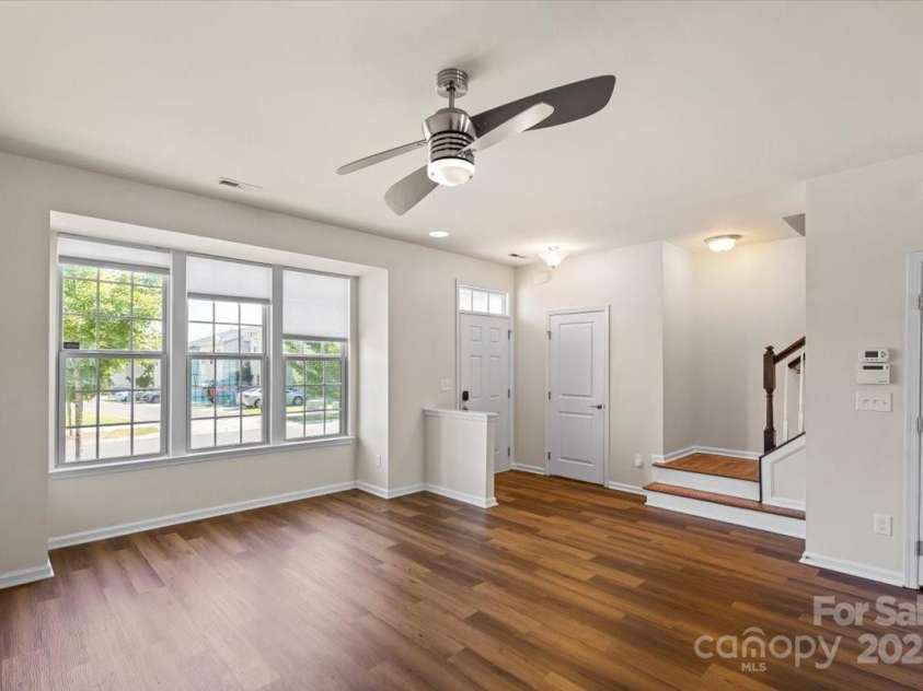 3323 Major Samuals Way, Charlotte, NC 28208.  MLS# CAR4285765, YatesRealty ID 35009. Bright and open