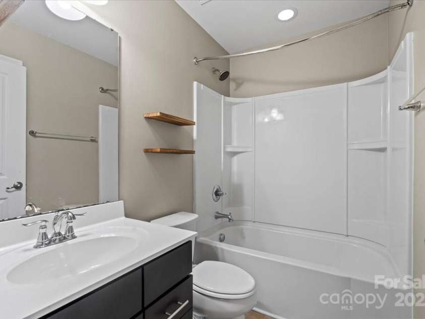 3323 Major Samuals Way, Charlotte, NC 28208.  MLS# CAR4285765, YatesRealty ID 35009. Full bath