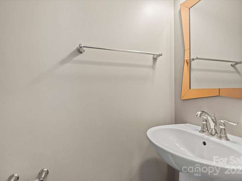 3323 Major Samuals Way, Charlotte, NC 28208.  MLS# CAR4285765, YatesRealty ID 35009. Half bath