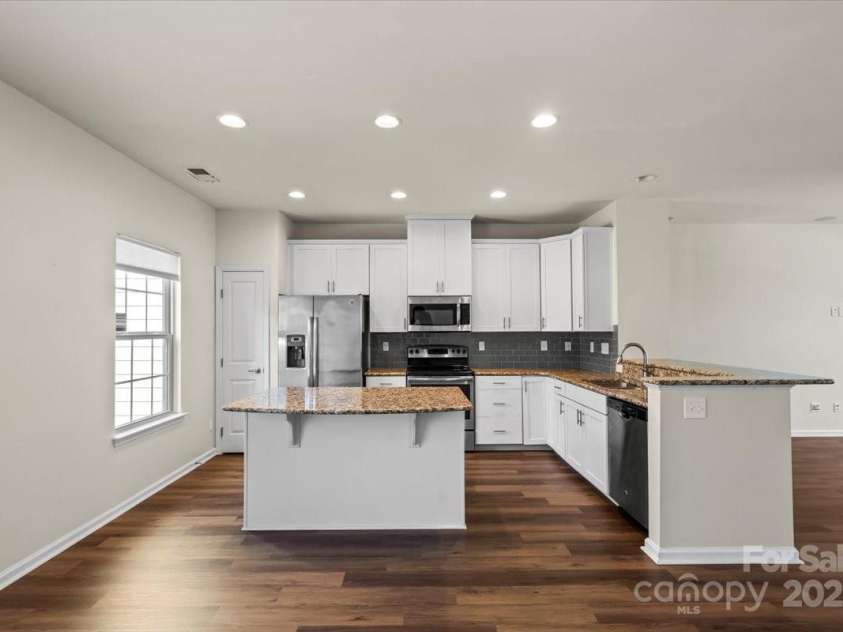 3323 Major Samuals Way, Charlotte, NC 28208.  MLS# CAR4285765, YatesRealty ID 35009. Kitchen