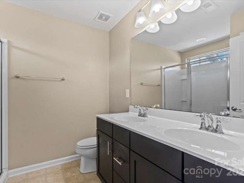 3323 Major Samuals Way, Charlotte, NC 28208.  MLS# CAR4285765, YatesRealty ID 35009. Primary bath