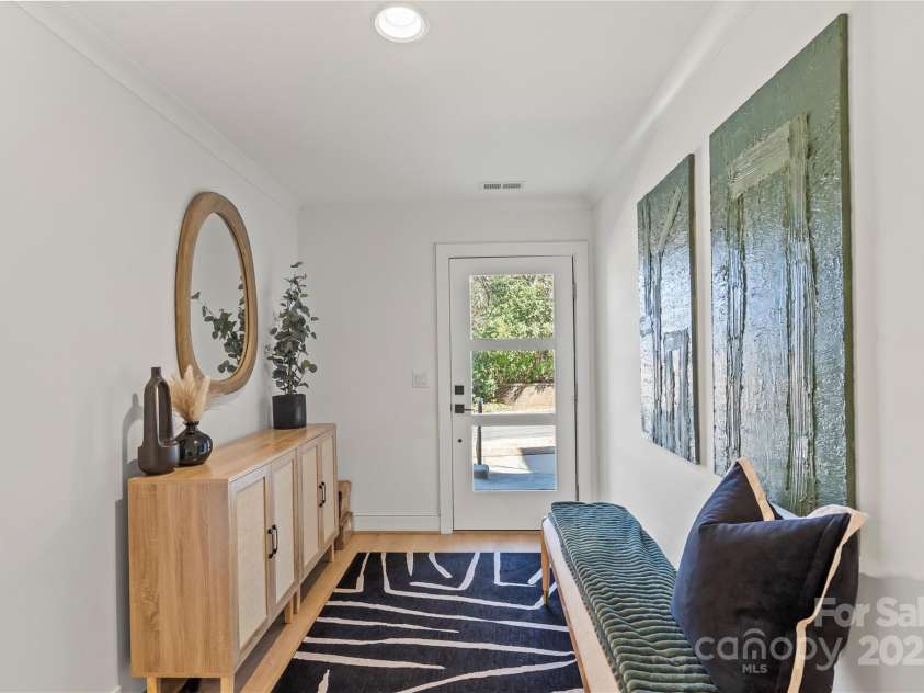 904 Van Every Street, Charlotte, NC 28205.  MLS# CAR4228481, YatesRealty ID 3501. Foyer