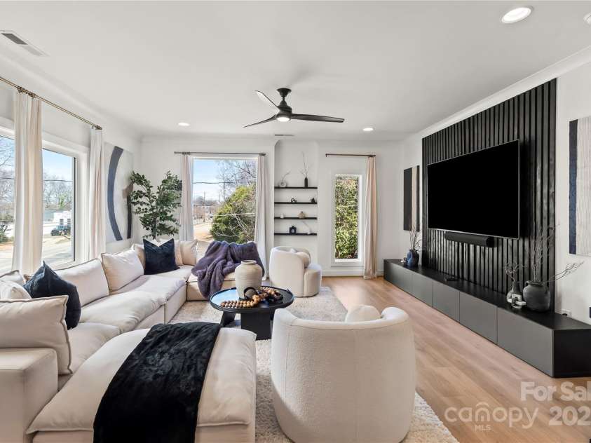 904 Van Every Street, Charlotte, NC 28205.  MLS# CAR4228481, YatesRealty ID 3501. Living Room
