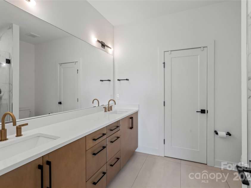 904 Van Every Street, Charlotte, NC 28205.  MLS# CAR4228481, YatesRealty ID 3501. Primary Bath