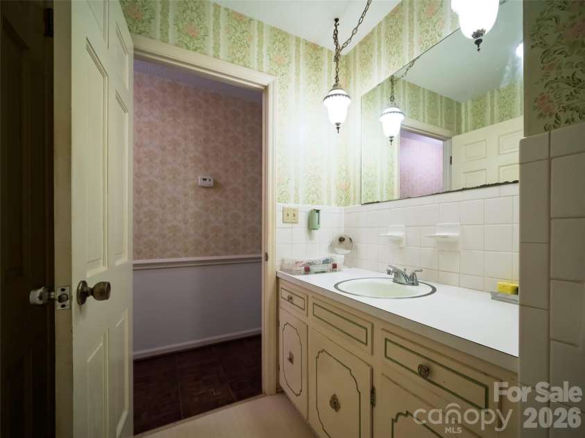 607 Bethany Road, Gastonia, NC 28052.  MLS# CAR4397980, YatesRealty ID 35011. 