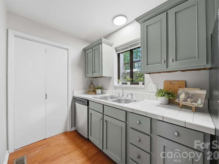 1420 11th Street Drive, Hickory, NC 28601.  MLS# CAR4391494, YatesRealty ID 35015. 