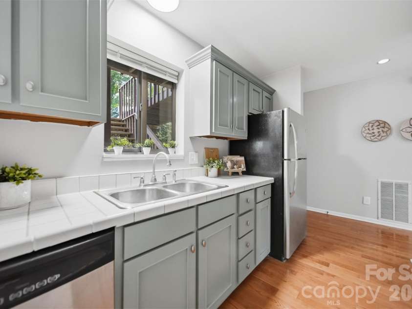 1420 11th Street Drive, Hickory, NC 28601.  MLS# CAR4391494, YatesRealty ID 35015. 