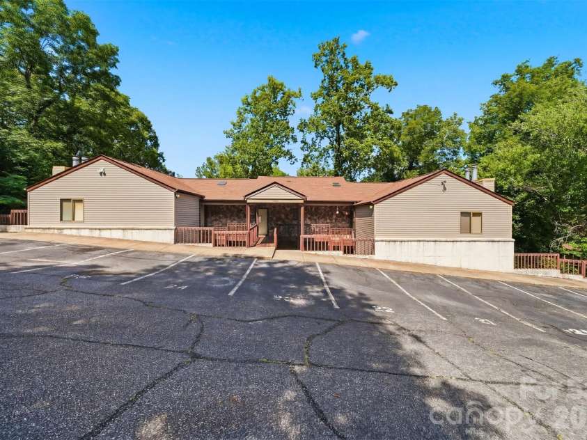 1420 11th Street Drive, Hickory, NC 28601.  MLS# CAR4391494, YatesRealty ID 35015. 