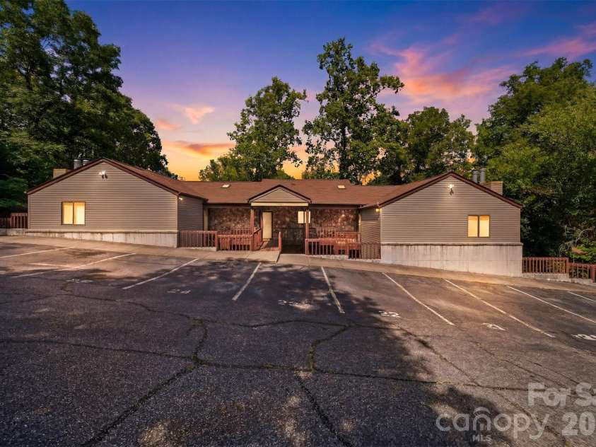 1420 11th Street Drive, Hickory, NC 28601.  MLS# CAR4391494, YatesRealty ID 35015. 