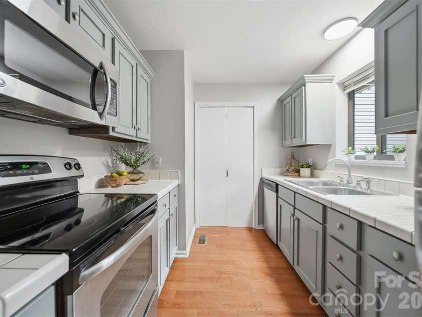 1420 11th Street Drive, Hickory, NC 28601.  MLS# CAR4391494, YatesRealty ID 35015. Kitchen w/ SS appliances