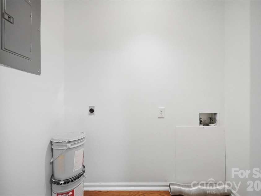 1420 11th Street Drive, Hickory, NC 28601.  MLS# CAR4391494, YatesRealty ID 35015. Laundr room off kitchen