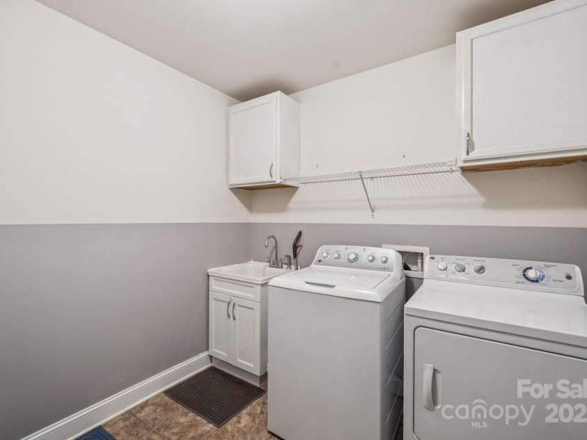 3922 Martele Drive, Mint Hill, NC 28227.  MLS# CAR4292629, YatesRealty ID 35015. Laundry Room with Sink