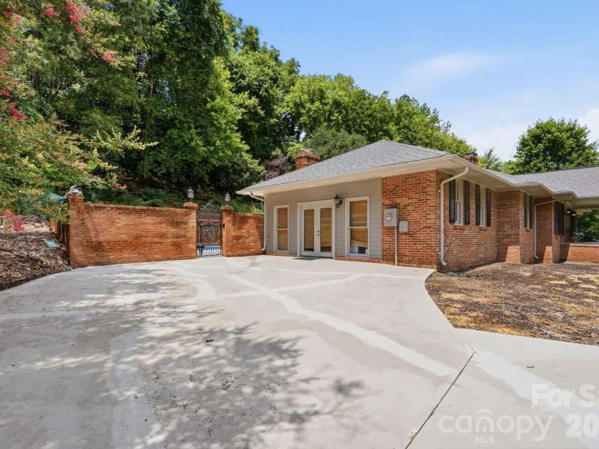 185 Hillcrest Avenue, Concord, NC 28025.  MLS# CAR4396702, YatesRealty ID 35019. 
