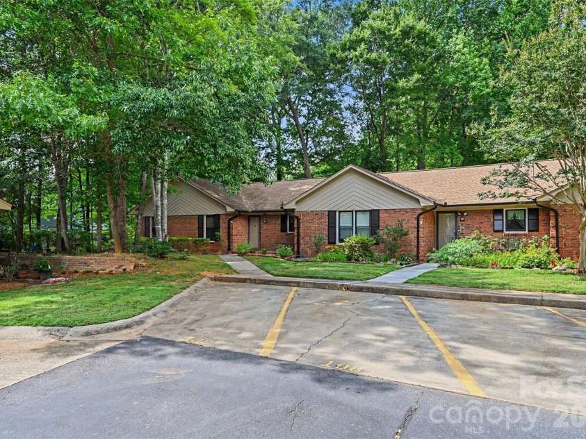 108 Jason Court, Fort Mill, SC 29715.  MLS# CAR4395888, YatesRealty ID 35021. 