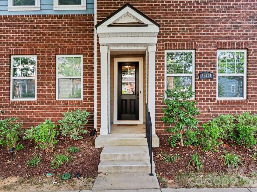 16704 Summers Walk Boulevard, Davidson, NC 28036.  MLS# CAR4397795, YatesRealty ID 35023. 
