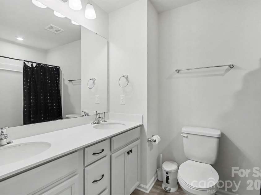16704 Summers Walk Boulevard, Davidson, NC 28036.  MLS# CAR4397795, YatesRealty ID 35023. Full bath on 3rd floor (Bath tub/Shower combo)