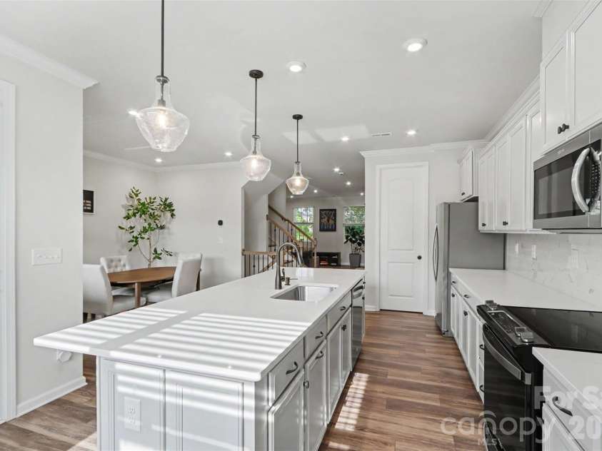 16704 Summers Walk Boulevard, Davidson, NC 28036.  MLS# CAR4397795, YatesRealty ID 35023. Kitchen on 2nd floor