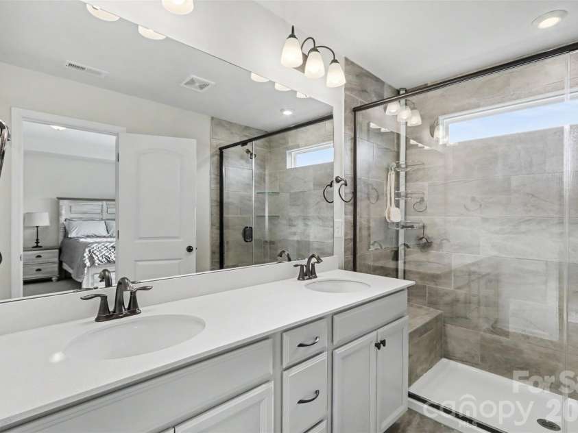 16704 Summers Walk Boulevard, Davidson, NC 28036.  MLS# CAR4397795, YatesRealty ID 35023. Primary Bathroom