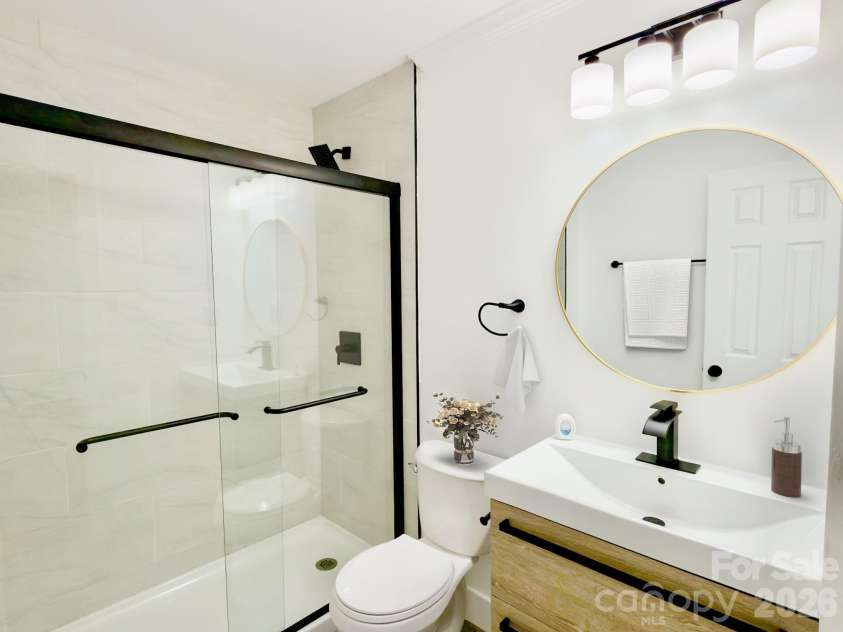 1033 Tracy Drive, Charlotte, NC 28217.  MLS# CAR4373895, YatesRealty ID 35024. 1st Full bathroom