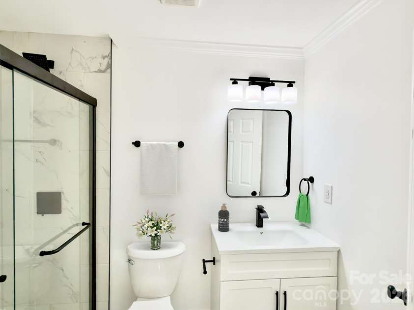 1033 Tracy Drive, Charlotte, NC 28217.  MLS# CAR4373895, YatesRealty ID 35024. 2nd full bathroom