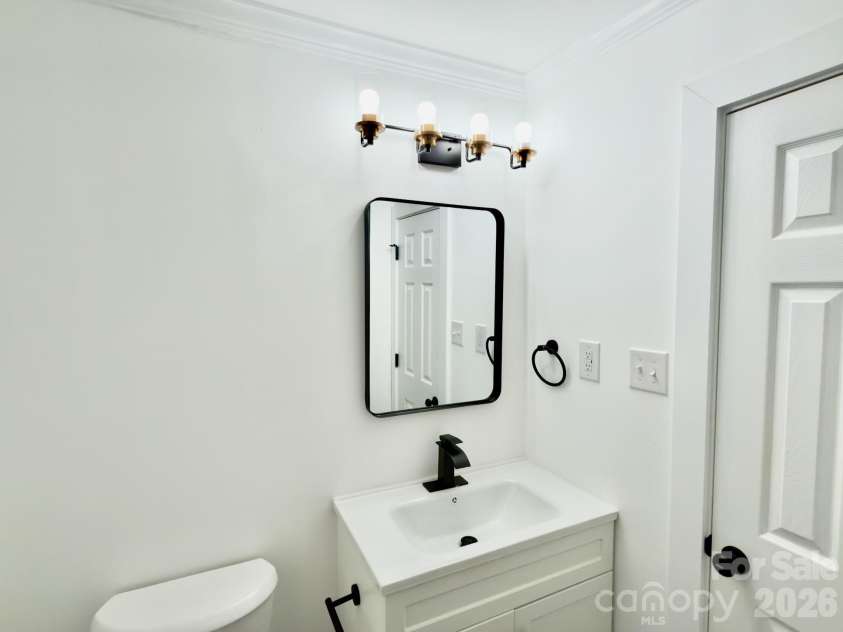 1033 Tracy Drive, Charlotte, NC 28217.  MLS# CAR4373895, YatesRealty ID 35024. 3rd full Bathroom