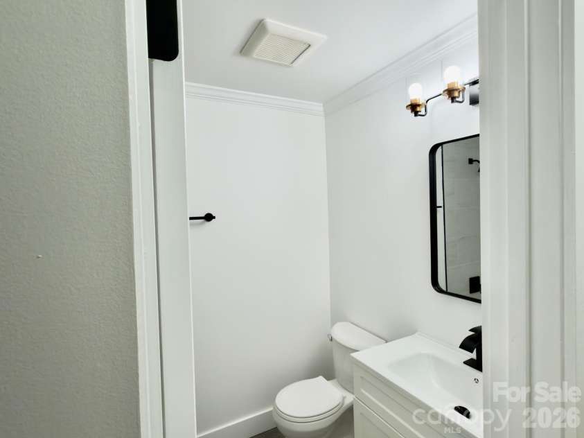 1033 Tracy Drive, Charlotte, NC 28217.  MLS# CAR4373895, YatesRealty ID 35024. 3rd full Bathroom