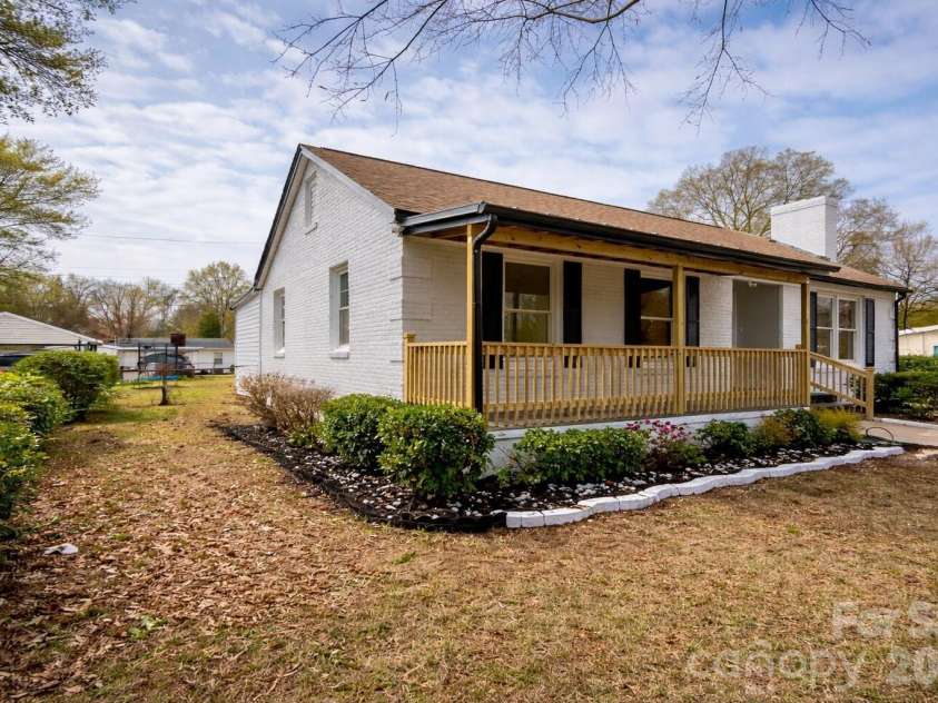 1033 Tracy Drive, Charlotte, NC 28217.  MLS# CAR4373895, YatesRealty ID 35024. 