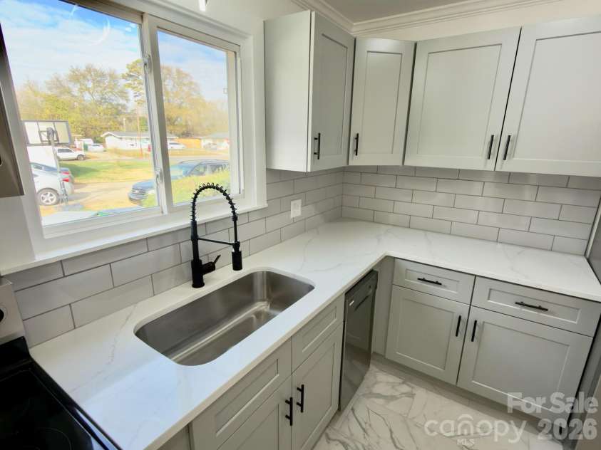 1033 Tracy Drive, Charlotte, NC 28217.  MLS# CAR4373895, YatesRealty ID 35024. 