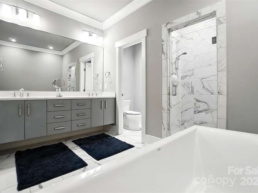 7903 Rea View Court, Charlotte, NC 28226.  MLS# CAR4284335, YatesRealty ID 35024. Double vanity and soaking tub