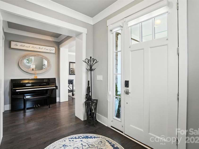 7903 Rea View Court, Charlotte, NC 28226.  MLS# CAR4284335, YatesRealty ID 35024. Foyer